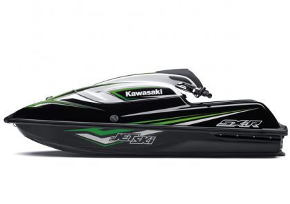 Por mais de 40 anos os Jet Skis da Kawasaki têm sido uma fonte de excitação na água. Continuamente empurrando os limites da diversão e da performance, esses Personal Watercrafts ou PWCs evoluíram para máquinas sofisticadas e de alta performance que apresentam as últimas tecnologias em motores e cascos. Como a pioneira em produção de PWCs, a Kawasaki tem a satisfação de apresentar o JET SKI SX-R, um modelo aguardado a tempos e que certamente redefine o padrão de potência e dirigibilidade para esta categoria de produtos. Equipado com um motor de 1.498 cm3, 4 tempos, 4 cilindros em linha , o SX-R tem o dobro de potência de seu antecessor com um motor de 2 tempos, o Jet Ski 800 SX-R, e uma boa elasticidade que entrega uma forte aceleração em qualquer rotação. Essa enorme potência é aproveitada em um casco novo e redesenhado que permite aos usuários utilizarem o corpo inteiro de modo a controlar este novo e excitante modelo. O SX-R, 4 tempos, dá um sopro de vida nesta categoria. Sua combinação da grande e mesmo assim controlável potência, e sua agilidade oferecem uma experiência sem precedentes a uma grande faixa de usuários.