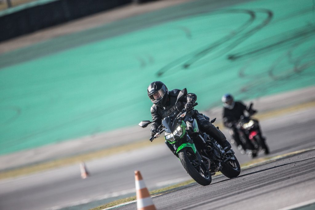 Kawasaki Z400 2020 - teste da Moto Adventure em Interlagos